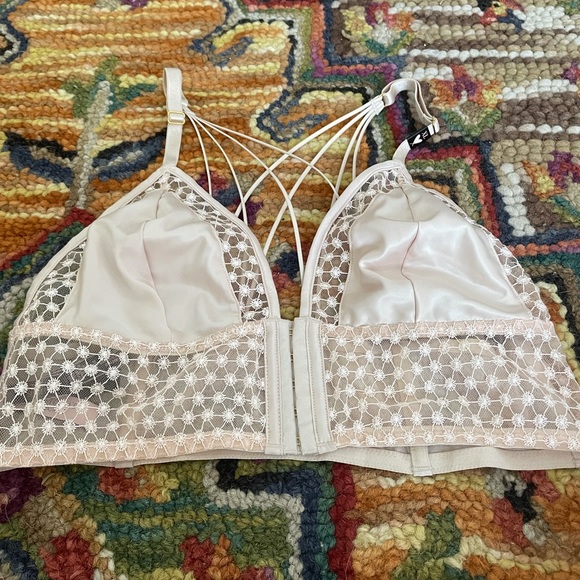 🌺Sale🎉🌺💥 NWT VICTORIA SECRET TRIANGLE SATIN BRALETTE - Picture 5 of 10